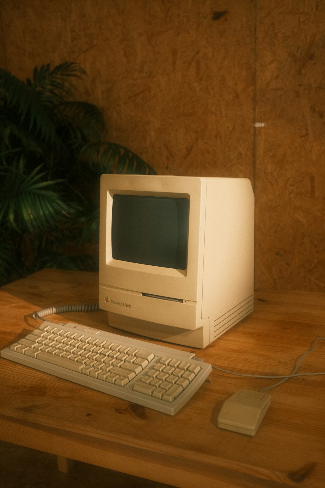Arbeitsplatz mit Laptop und Technik